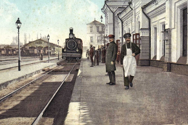 Чехов прибыл в Тюмень из Екатеринбурга по железной дороге в 6 часов 30 минут, в соответствии с расписанием движения поездов. На чем он продолжил свое путешествие до Сахалина?