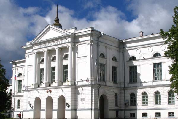 В каком городе был открыт первый университет в Западной Сибири?