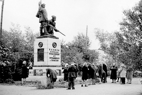 Была ли на месте памятника Борцам Революции братская могила?