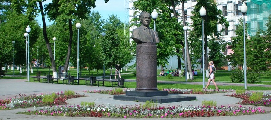 Памятный знак (бюст) Герою социалистического труда Б. Е. Щербине