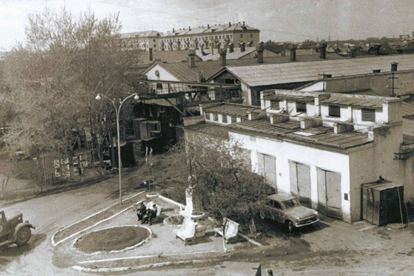 Что предстояло проделать специалистам Подольского аккумуляторного завода для ввода в строй эвакуированного завода зимой 1941-1942 годов?