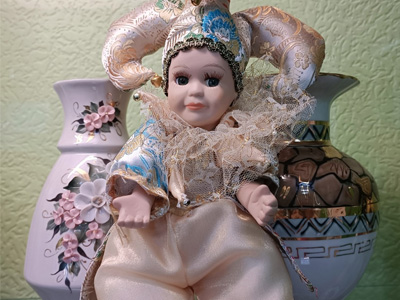 Выставка из частной коллекции Идеи Гильмановой «МОЙ МИР: куклы и вазы»