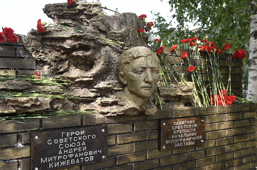 Монумент Андрею Кижеватову