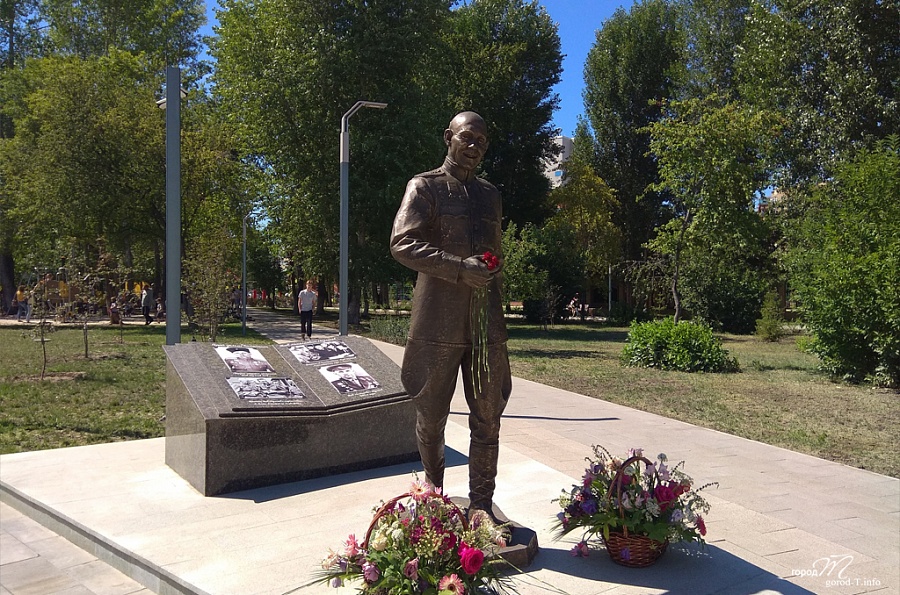 Памятник Якову Неумоеву
