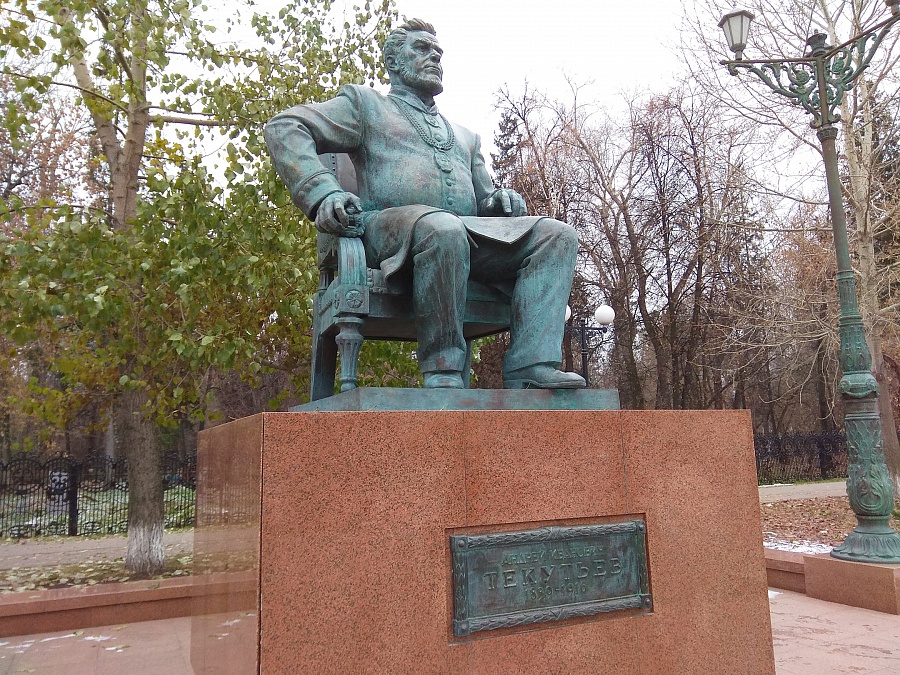 Памятник А. И. Текутьеву