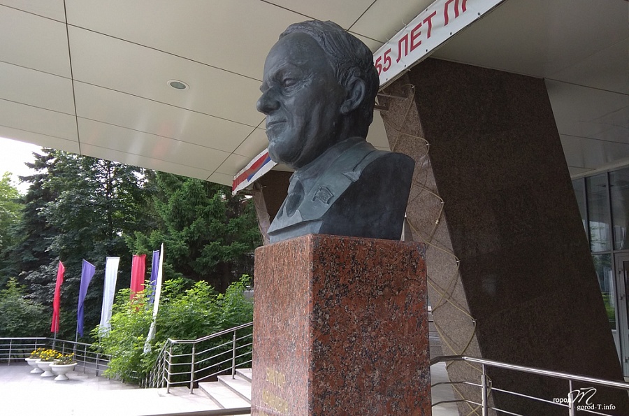 Памятный знак (бюст) Герою социалистического труда В. И. Муравленко