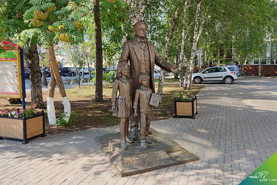 Памятник «Сказочник Петр Ершов и дети»